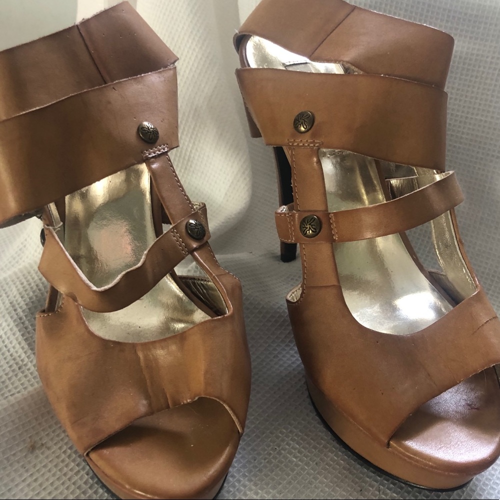 Vera Wang- Size 7.5